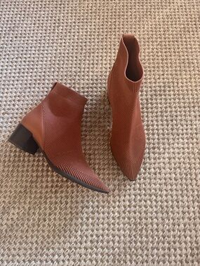 Everlane The Boss Boot in ReKnit Heel Sock Bootie in Caramel Toffee, Size 6.5